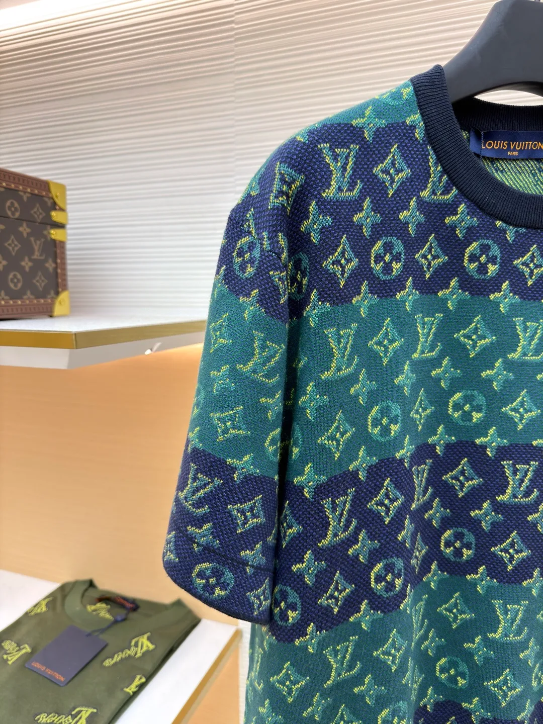 LOUIS VUITTON Contrast Color Jacquard Knitted Crewneck ●Original version: Purchased and developed by 13521 ●Item number: 1680862-A85 ●Material: knitted fabric ●Technology: jacquard production ●Version: fitted version ●Weight: about 375g ●Size: The contrasting horizontal stripes incorporate trompe l'oeil 3D effect Monogram elements, and exquisite jacquard craftsmanship interprets traditional sports style. The overall wiring is straight and delicate, the fabric is comfortable and soft, and the color is consistent without color difference. It can be matched with the same style to create a fashionable look and control various occasions. Customized accessories, complete with three standards, same style for men and women!